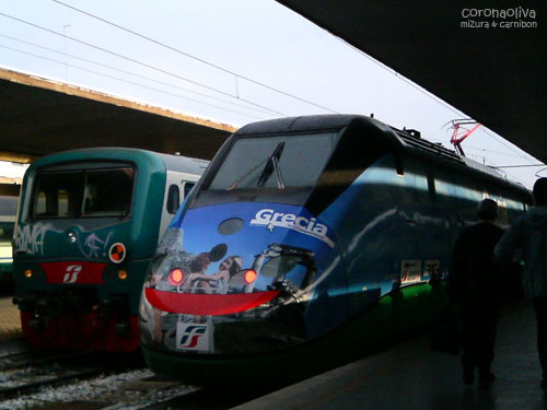 「イタリアもこんなにペカペカなラッピング電車があるんですねぇ」Greciaとあるのでギリシャ旅行を促す広告か