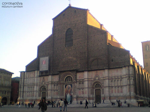 14世紀から作り始めて未だ未完成のサン・ペトロニオ聖堂とやら