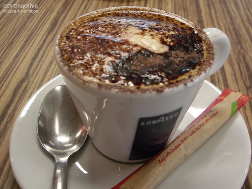 アホの一つ覚えで'Caffe con panna e unpo di cacao sopra'（ホイップとカカオを上にちょっとかけたカッフェ）